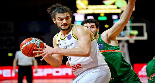 عاصم مرعي يجدد عقده مع إل جي سيكرز الكوري